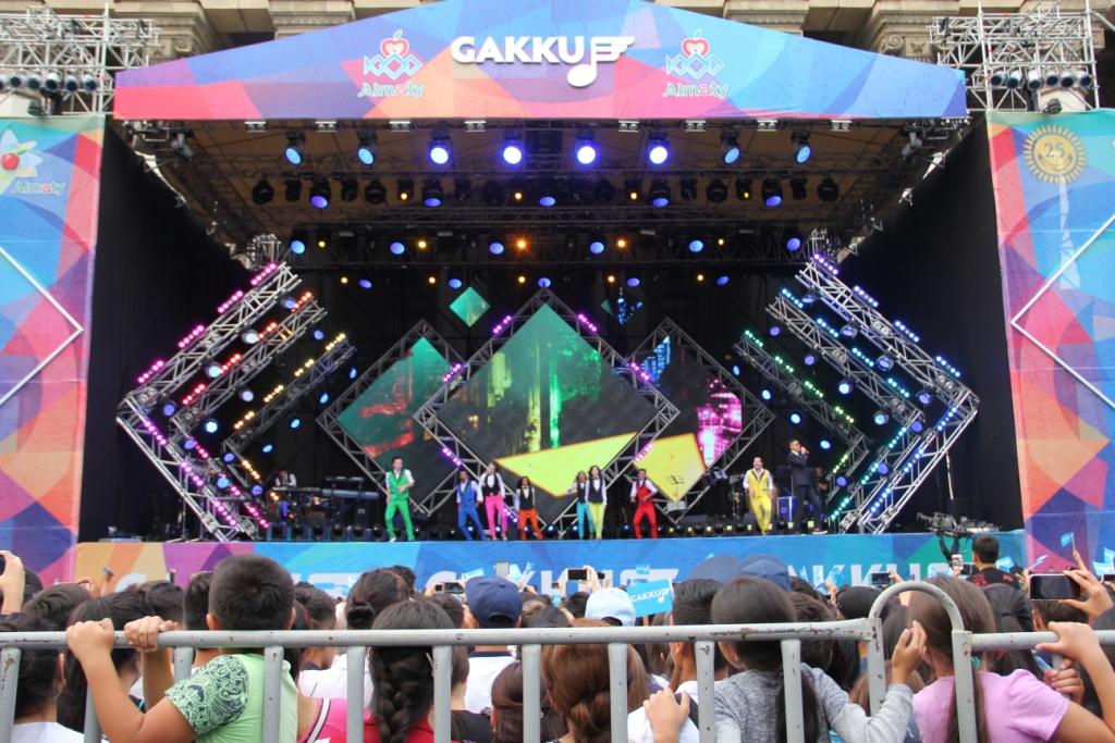 Gakku - самый известный фестиваль музыки на казахском языке, а также одноименный телеканал Gakku - самый известный фестиваль музыки на казахском языке, а также одноименный телеканал