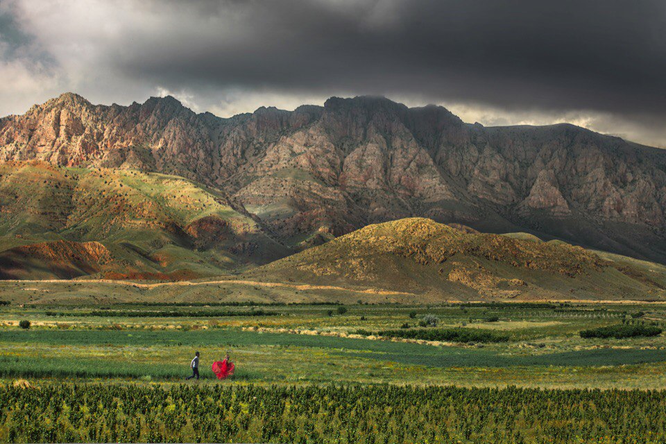 Армения: с холмов открывается вид на горы и зеленые долины
