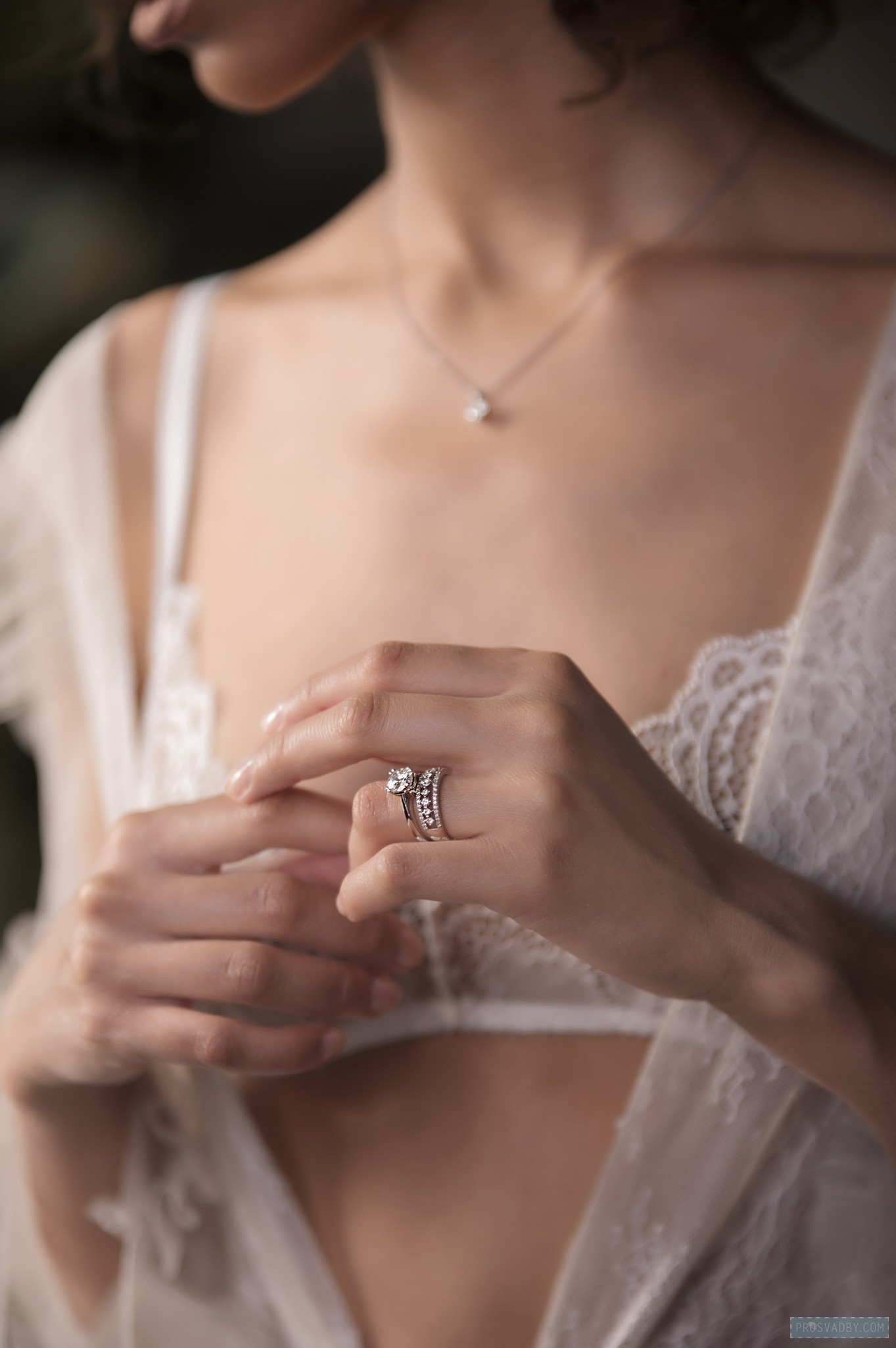 У каждый девушки  в жизни есть главное платье - это белое свадебное. И два важных кольца - помолвочное и обручальное. У нашей невесты кольца из белого золота с бриллиантами, невероятно красивые. Такие, о которых мечтает любая девушка.