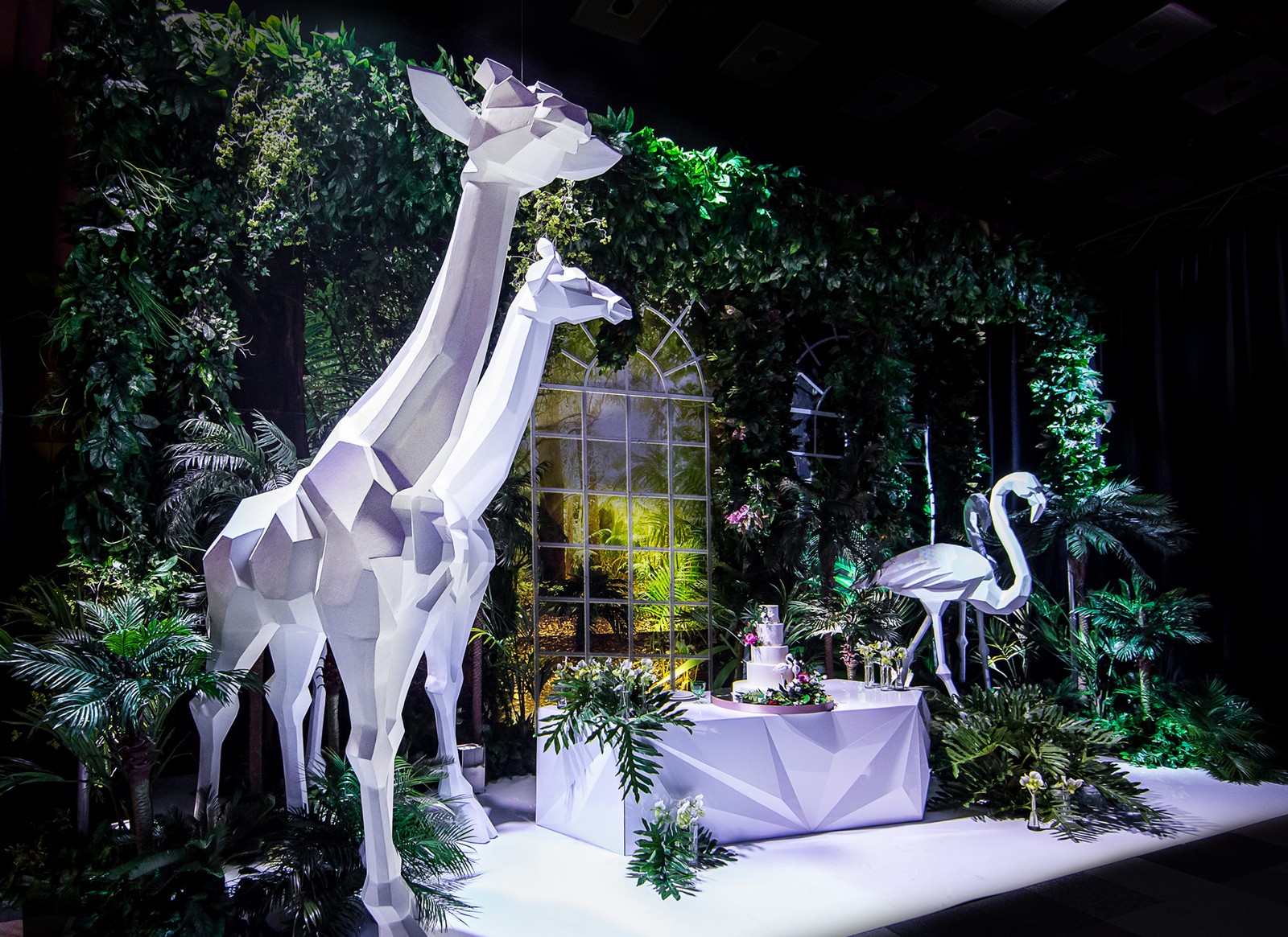 Декор Lid's Eventhouse на закрытом показе - тропики, зеленый декор, гигантские фигуры из картона и пенопласта - тренды декора, перешедшие из 2016 года