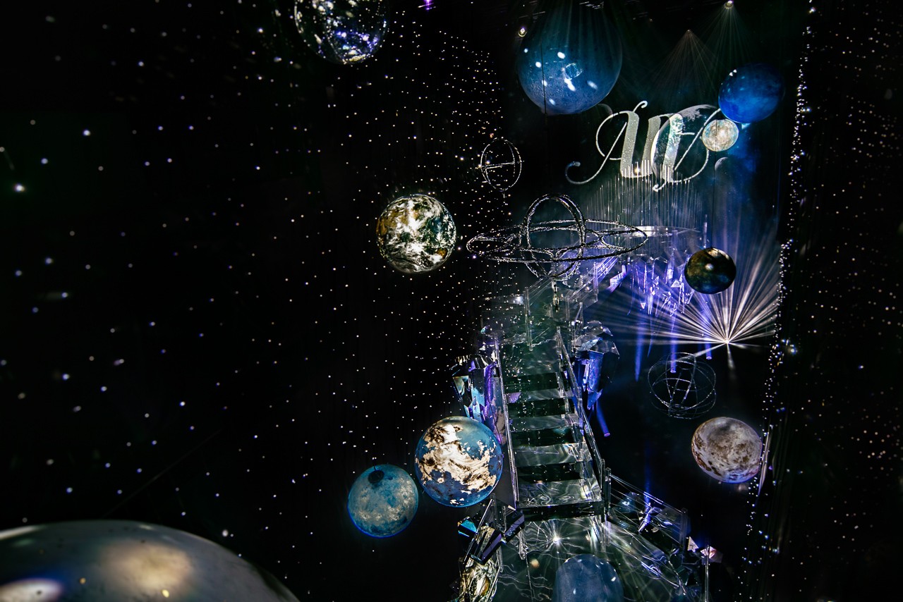 Декор Мария Каменская - восходящая стеклянная лестница и летающие вокруг планеты - самый необычный декор зоны церемонии.