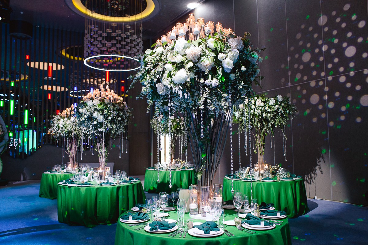 Небо Декор - подвесные конструкции, высокие цветочные инсталляции на столах гостей, подсветка стен.