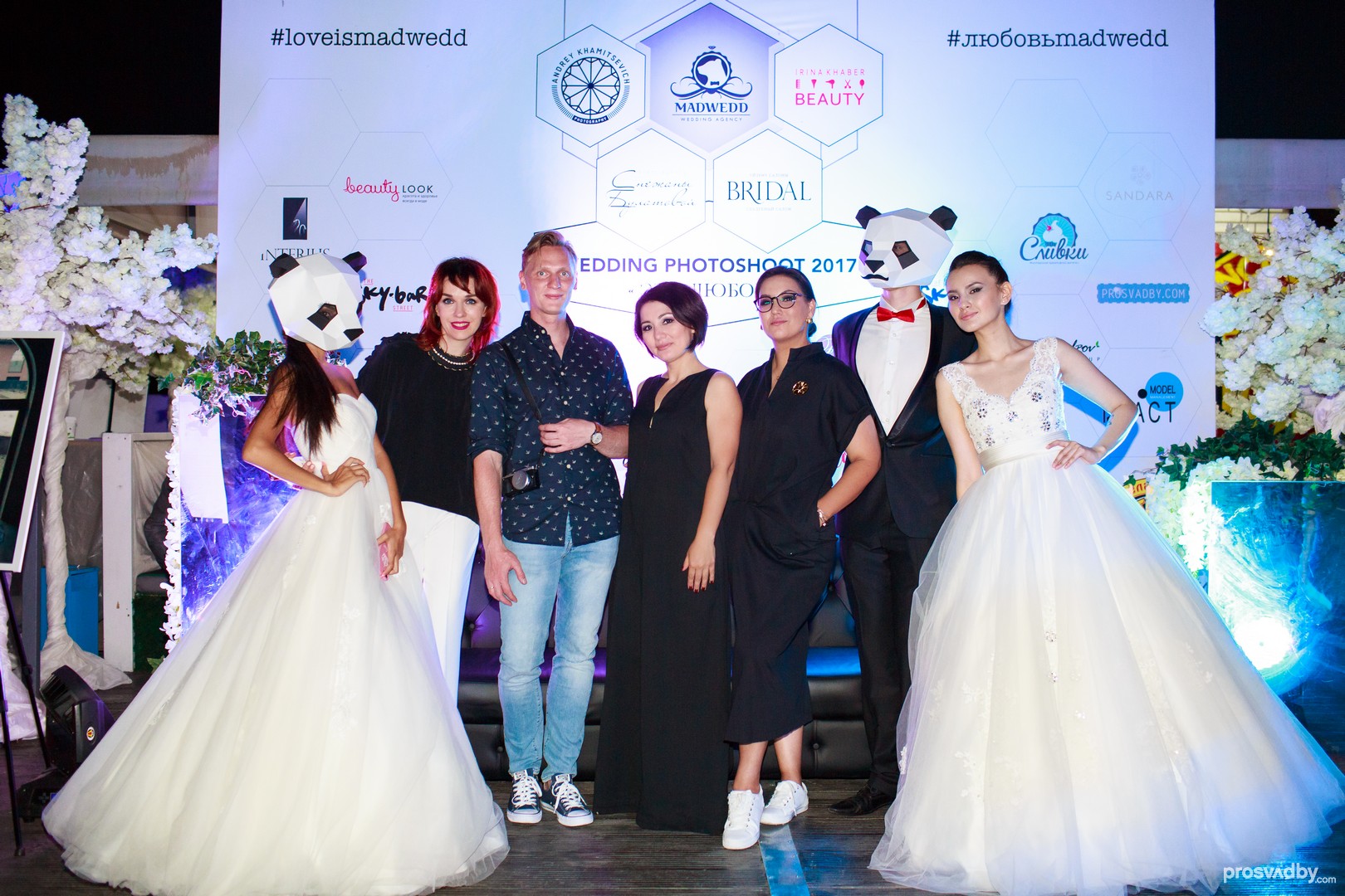 Команда MadWedd, котоая организовала презентацию и каждую фотосессию. Стилист Ирина Хабер, фотограф Андрей Хамицевич, свадебный организатор Снежана Булатова, хозяйка свадебного шоурума Bridal. Модели в свадебных платьях заодно надели маски панды - символ команды MadWedd. Команда MadWedd, котоая организовала презентацию и каждую фотосессию. Стилист Ирина Хабер, фотограф Андрей Хамицевич, свадебный организатор Снежана Булатова, хозяйка свадебного шоурума Bridal. Модели в свадебных платьях заодно надели маски панды - символ команды MadWedd.