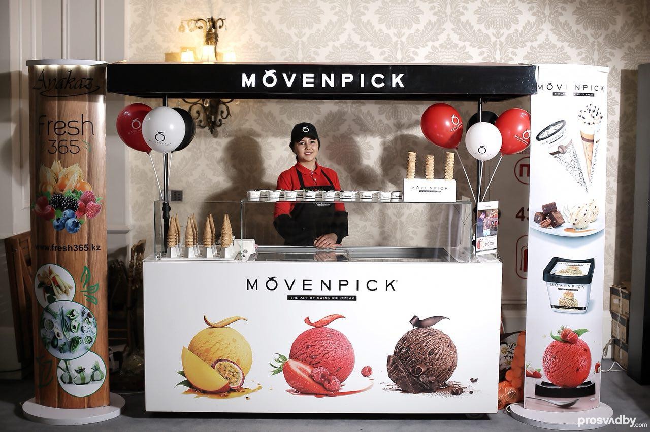 Гости Премии с удовольствием угощались изысканным мороженым в IceBar Movenpick Гости Премии с удовольствием угощались изысканным мороженым в IceBar Movenpick