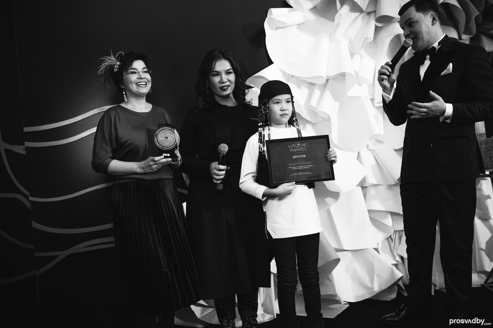 Главная номинация Prosvadby.com Wedding Awards 2018 - это Персона года! Награду получила известный декоратор Джамиля Доскази декоратор, выдающаяся женщина, жемчужина среди декораторов Казахстана, прошлогодний победитель в номинации Декоратор года 2017. Джамиля получила свою награду за создание самобытного образа казахстанской невесты. Джамиля вышла на сцену вместе со своей дочерью, которая мысленно молилась, чтобы маме дали статуэтку. Супруг Джамили поддерживал ее из зала. Главная номинация Prosvadby.com Wedding Awards 2018 - это Персона года! Награду получила известный декоратор Джамиля Доскази декоратор, выдающаяся женщина, жемчужина среди декораторов Казахстана, прошлогодний победитель в номинации Декоратор года 2017. Джамиля получила свою награду за создание самобытного образа казахстанской невесты. Джамиля вышла на сцену вместе со своей дочерью, которая мысленно молилась, чтобы маме дали статуэтку. Супруг Джамили поддерживал ее из зала.