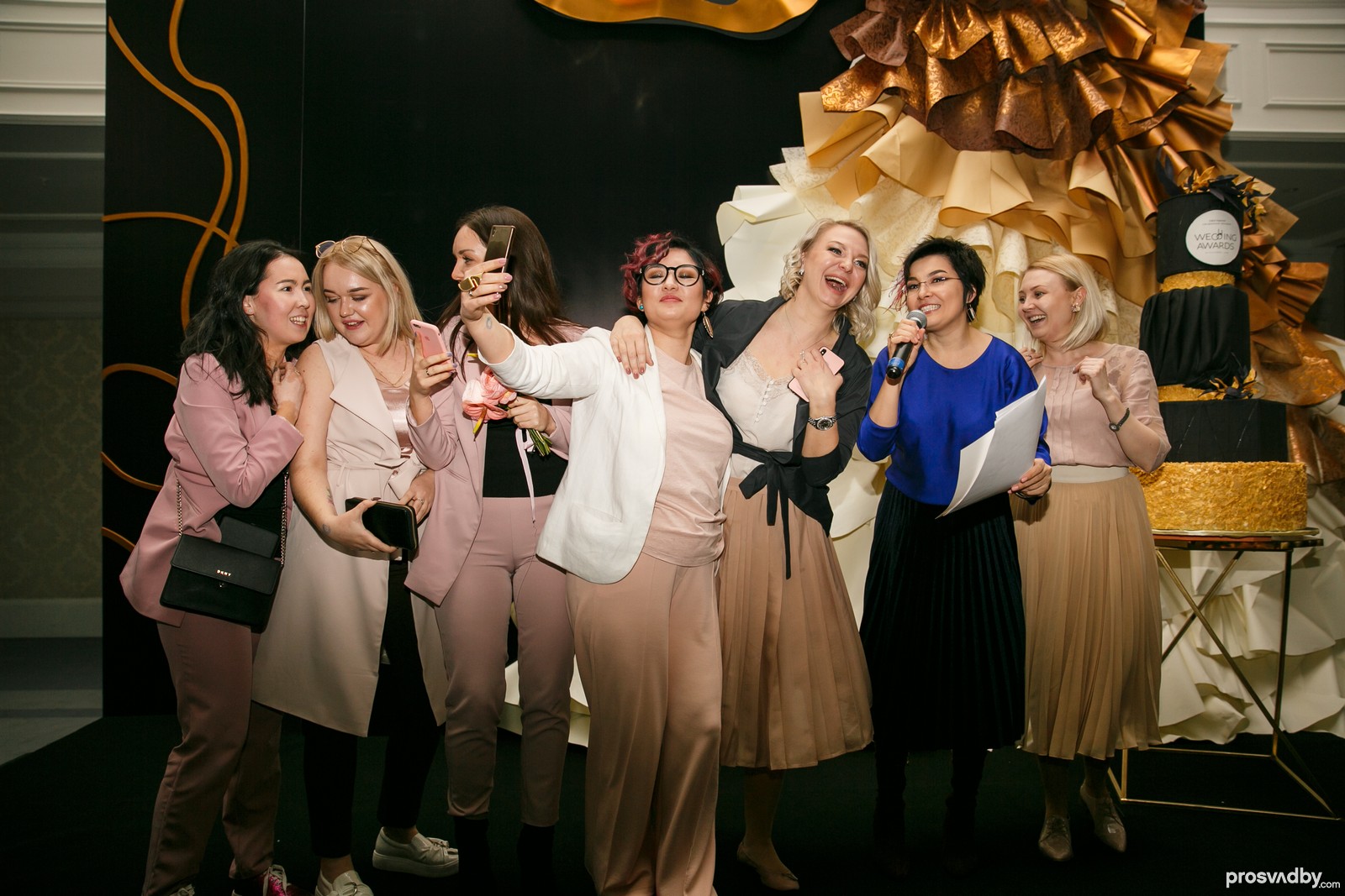 Девочки празднуют победу в конкурсе за лучшйи стенд на Wedding Show Свадебная феерия 2018 .  Агентство Moncheri,  декоратор CanDI и флористы Fleurs de Provence.
