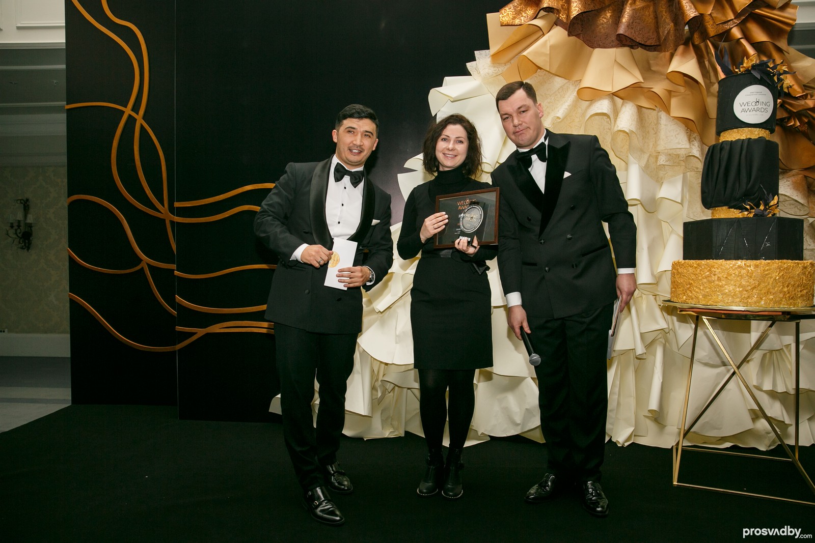 Стилист Анна Волкова во второй раз становится лауреатом Премии в номинации Свадебный образ года 2018. В первый раз статуэтку Анна получился в 2016 году. НАграду вручал самый стильный шоумен Талгат Самбай.