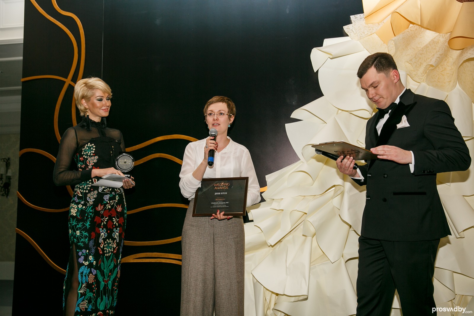 Телеведущая Алена Петрова вручает статуэтку лауреату в номинации Свадебный декор года 2018 Светлане Нам