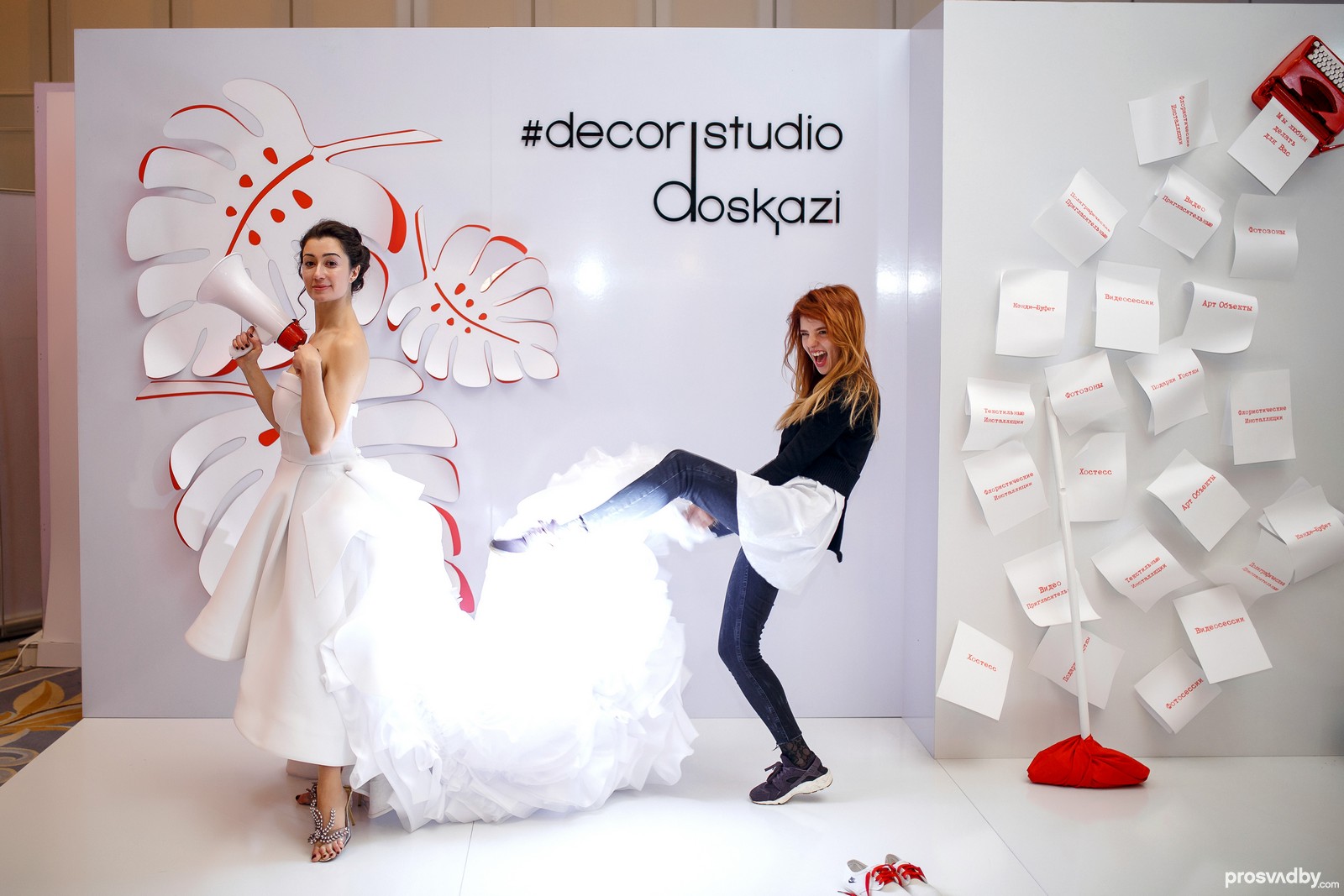 Стенд @decorstudiodoskazi с невестой-Золушкой, которая немного не в себе от счастья. На стенде работали профессиональные актеры театра и принимали письма на почту Джамили Доскази Стенд @decorstudiodoskazi с невестой-Золушкой, которая немного не в себе от счастья. На стенде работали профессиональные актеры театра и принимали письма на почту Джамили Доскази