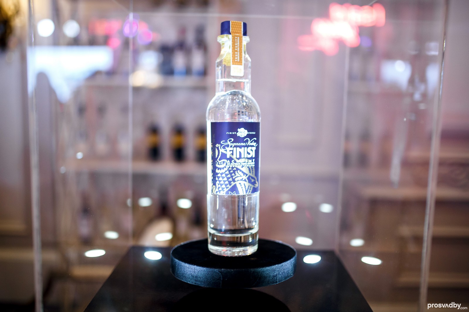 Левитация с бутылкой Finist - подставка висит в воздухе. Стенд компании Global Wine and Spirits www.globalws.kz Левитация с бутылкой Finist - подставка висит в воздухе. Стенд компании Global Wine and Spirits www.globalws.kz