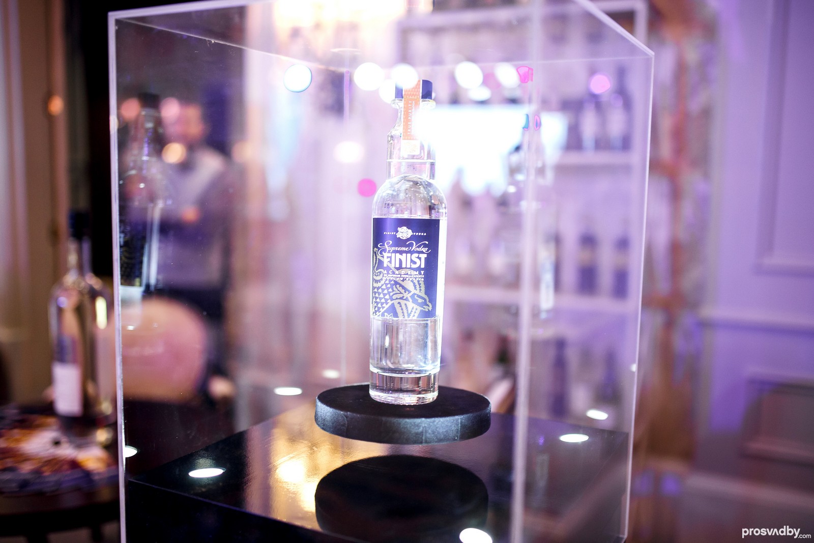 Левитирующая подставка от Global Wine and Spirits Левитирующая подставка от Global Wine and Spirits