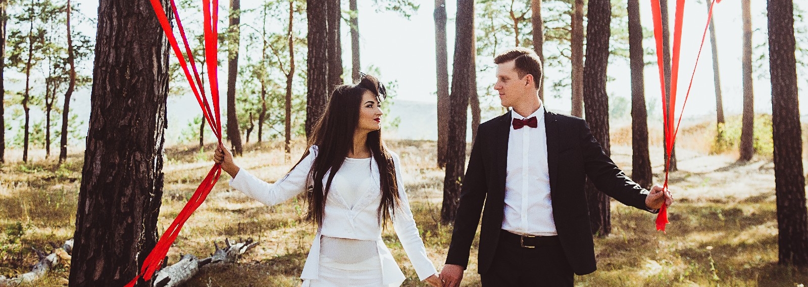 Осенняя свадьба Надежды и Сергея: белый фрак вместо свадебного платья