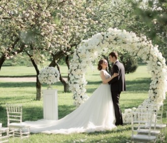 Я очарована... выездной церемонией в цветущем яблоневом саду Love Apple