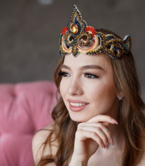 Какие платья и украшения предлагает казахстанский дизайнер Nuri Ryskulova на кыз узату