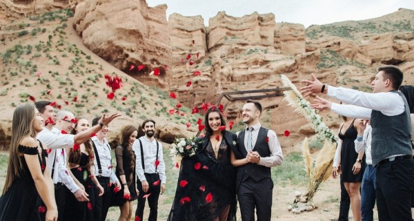 Зазеркалье: свадьба Димы и Алисы в черном цвете на Чарынском каньоне