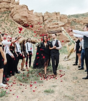 Зазеркалье: свадьба Димы и Алисы в черном цвете на Чарынском каньоне Зазеркалье: свадьба Димы и Алисы в черном цвете на Чарынском каньоне